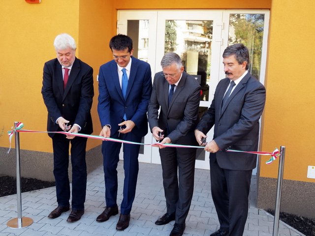 Átadták a felújított felnőtt háziorvosi rendelőt 27